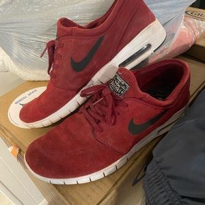 Men’s Maroon colored Nikes size 11